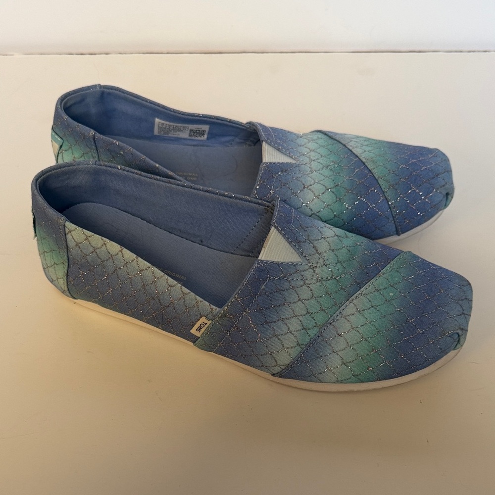 Toms Mermaid Blue and Green Patterned shoes sz 7 beach vacation cruise